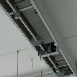 Вертикальная система подъема и опускания двухслойного звукопоглощающиего занавеса из ПВХ с электроприводом