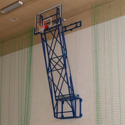 Баскетбольная ферма, поднимаемая вертикально при помощи электрического привода