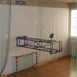 Баскетбольная ферма, поднимаемая вертикально при помощи электрического привода