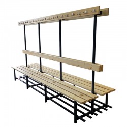 Скамья вместе с вешалками...