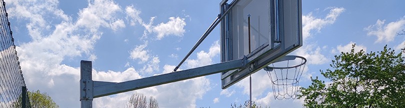 Баскетбольная конструкция с основой из стальной стойки для внешних площадок